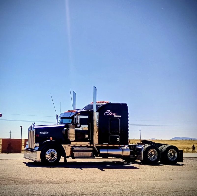 Tractocamión Kenworth Elias Trucking azul